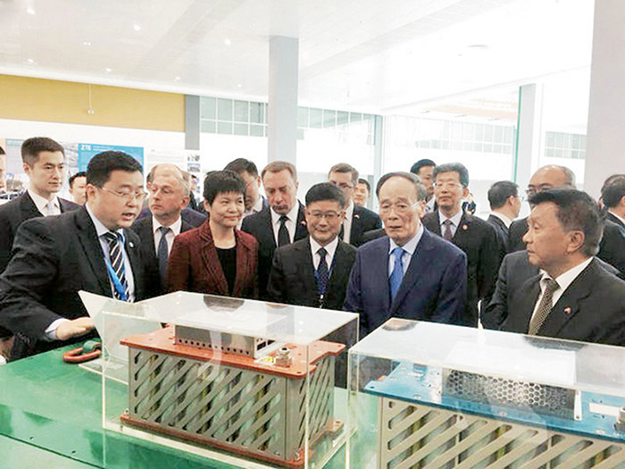  2018年国家副主席王岐山参观考察pg赏金大对决奥威超级电容