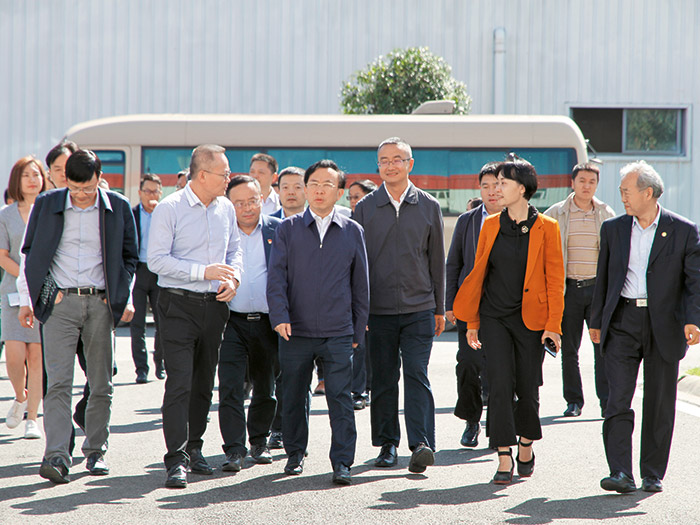  2018年成都市委常委、常务副市长谢瑞武带队莅临pg赏金大对决股份，实地调研内嵌式中低速磁浮系统